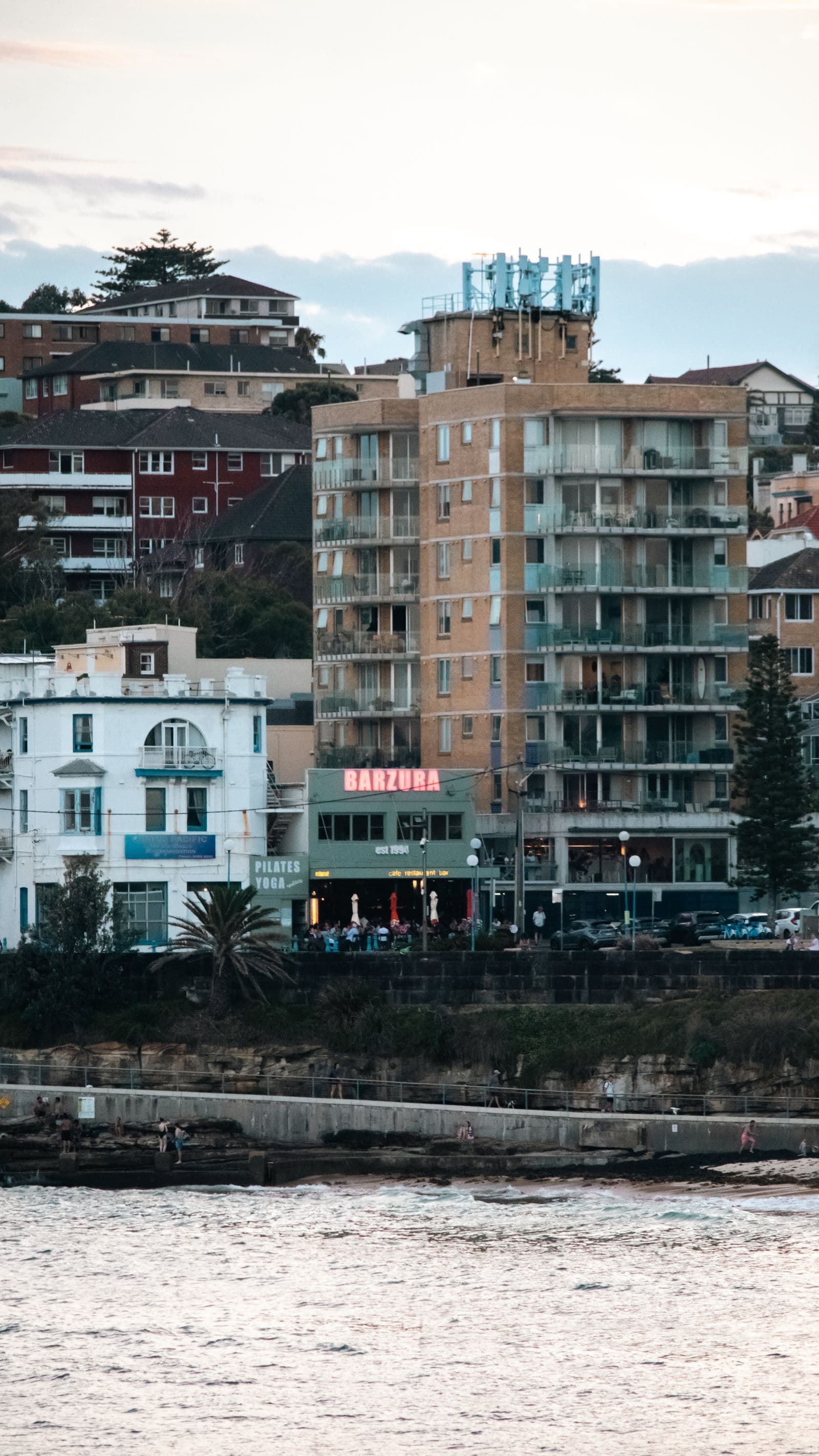 Immeubles en bord de mer illustrant les contraintes de façade