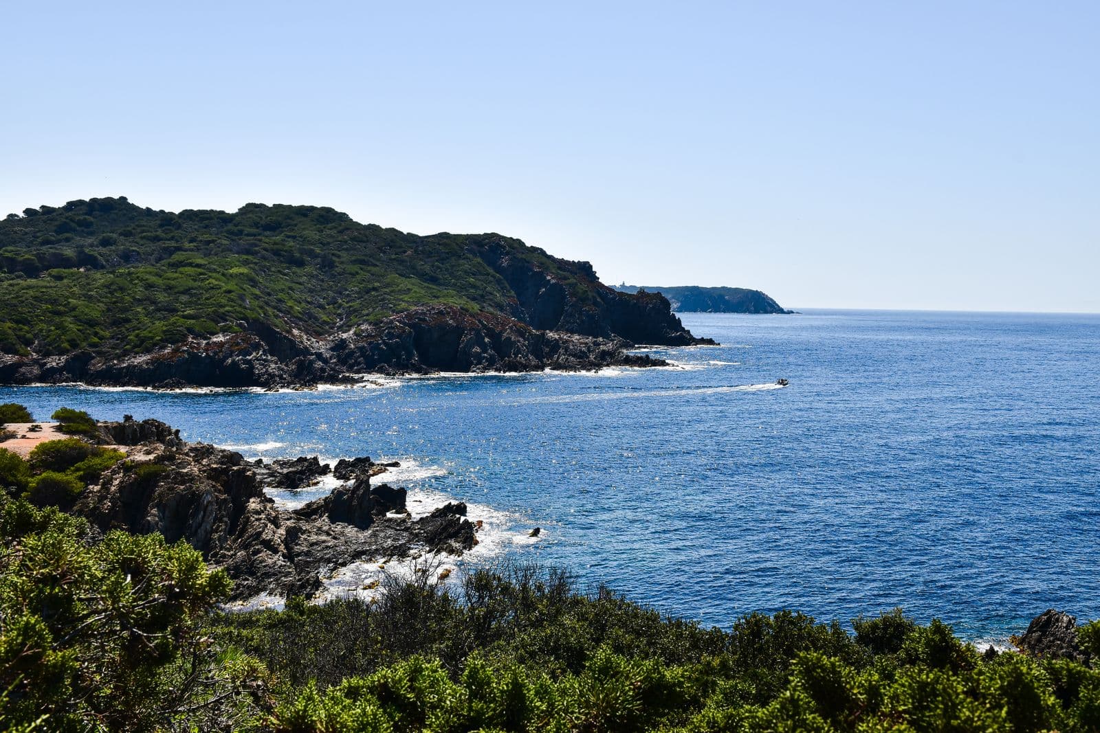 Littoral rocheux de Hyères exposé au soleil, au vent et aux embruns